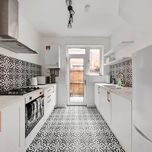  Apartment Beautifully Modern 2-bed W/garden United Kingdom