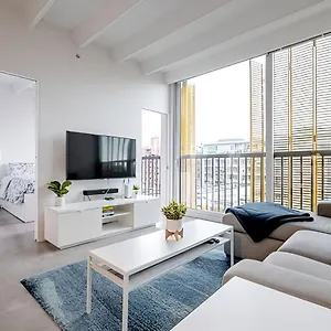  Apartment Modern, Bright & 1-bed Downtown Close To Rogers Arena Canada