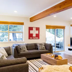 In Out, Great Location, Free Shuttle Bus Holiday home